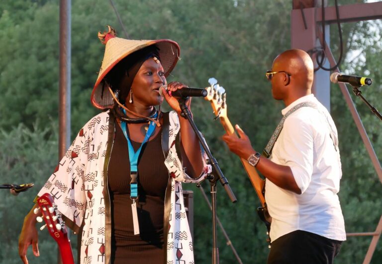 (Photo) : la chanteuse sénégalaise Maria Sigaa, bénéficiaire d'un programme de soutien de l'ACF.