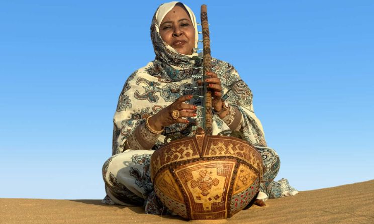 Mauritanian singer and harp player Coumabne Mint Ely Warakane. Photo: AKDN