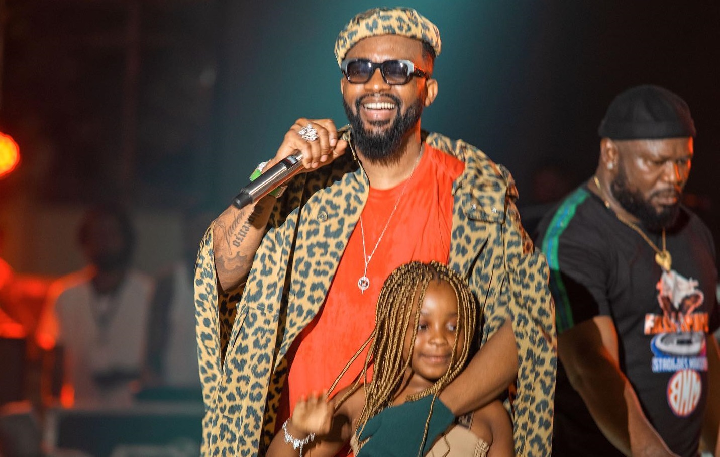(Photo) : Le chanteur Fally Ipupa et sa fille Malka lors du concert ce 29 octobre.