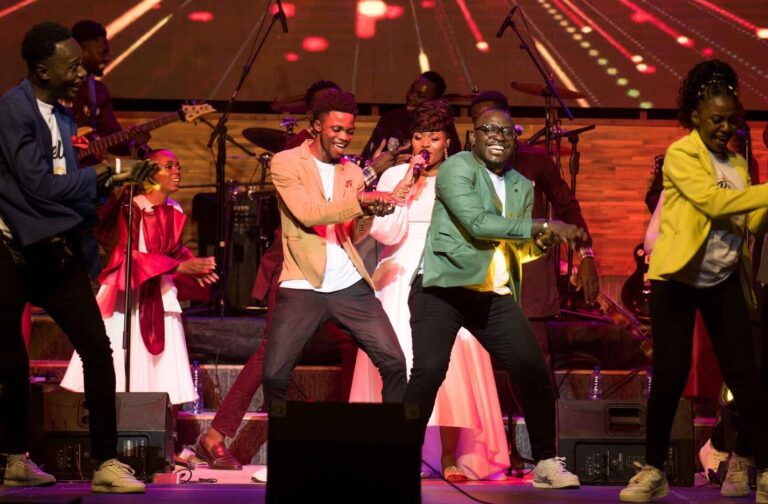(Photo) : La chanteuse Dena Mwana et ses danceurs