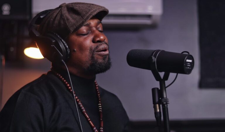 (Photo) : Fredy Massamba au micro.