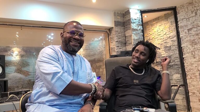 Le président des AFRIMA Mike Dada et le chanteur sénégalais Wally Seck