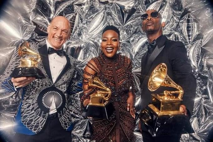Les artistes sud-africains Wouter Kellerman, Nomcebo Zikode & Zakes Bantwini posant avec leurs trophées lors de la 65e édition des Grammy Awards qui s'est tenue dimanche 5 février à Los Angeles.