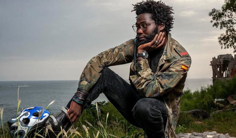 (Photo) : l'artiste sénégalais Sarro Sarr - par Élise Fitt-Duval.