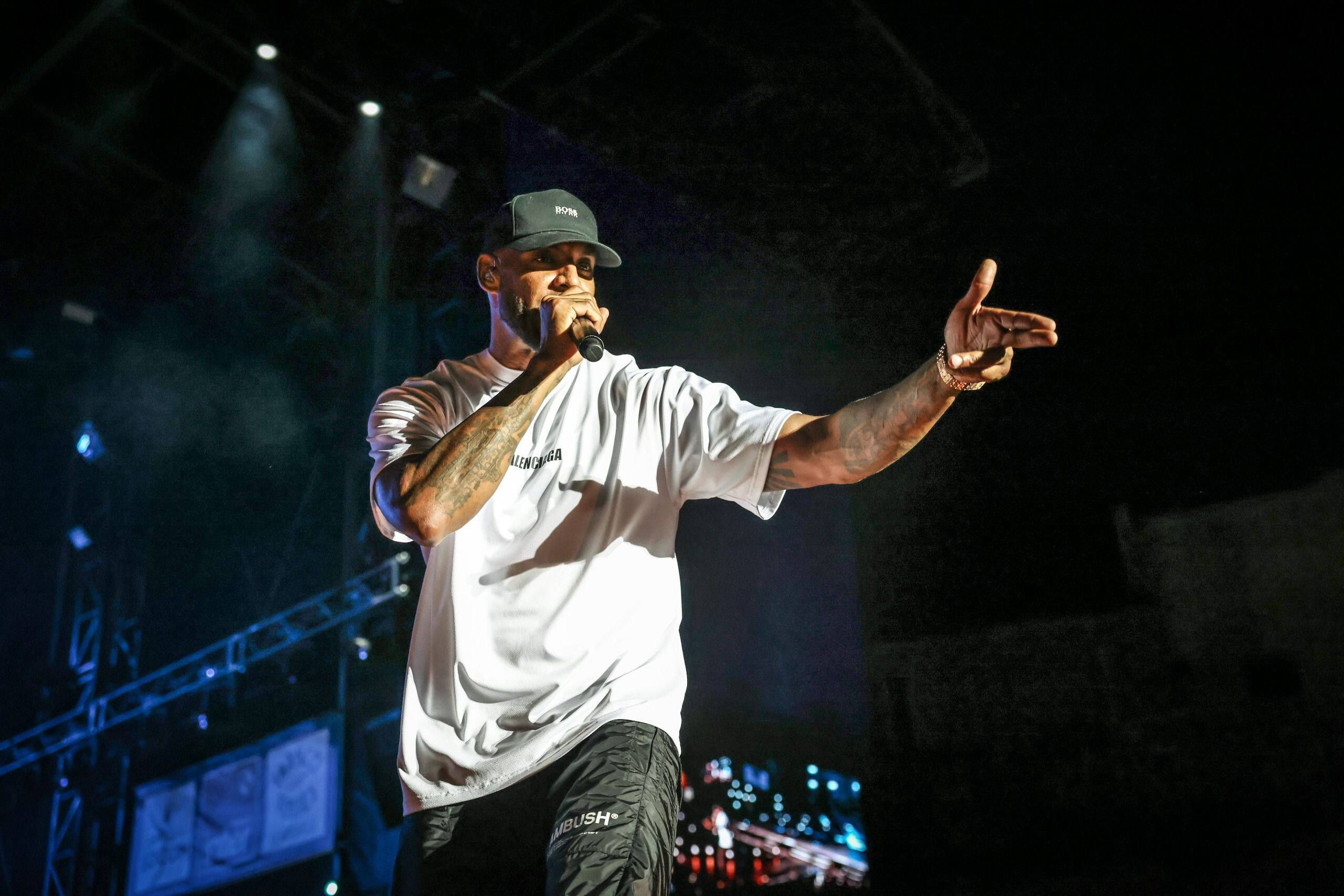 (Photo) : le rappeur Booba sur scène.