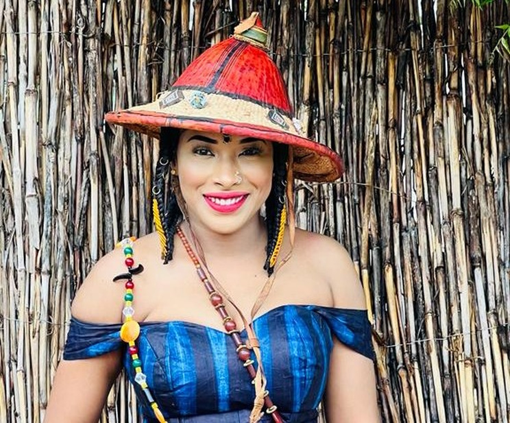 La chanteuse sénégalaise Chadia a publié une nouvelle vidéo intitulée « Tengadé ».
