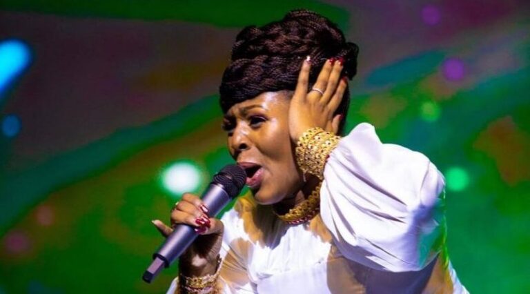 (Photo) : Dena Mwana sur scène.