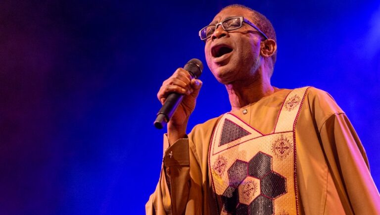 (Photo) : la star sénégalaise Youssou N'Dour sur scène.