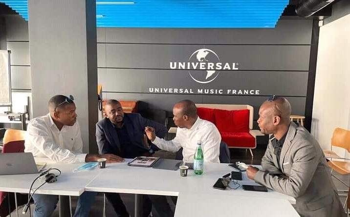 (Photo) : le groupe Magic System dans les locaux d'Universal Music France.