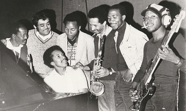 Kippie Moeketsi, Rashid Vally, Pat Matshikiza and Basil Coetzee with Harari members Sipho Mabuse, Om Alec Khaoli and, behind the piano, Selby Ntuli. Photo: Rashid Vally/Daily Maverick