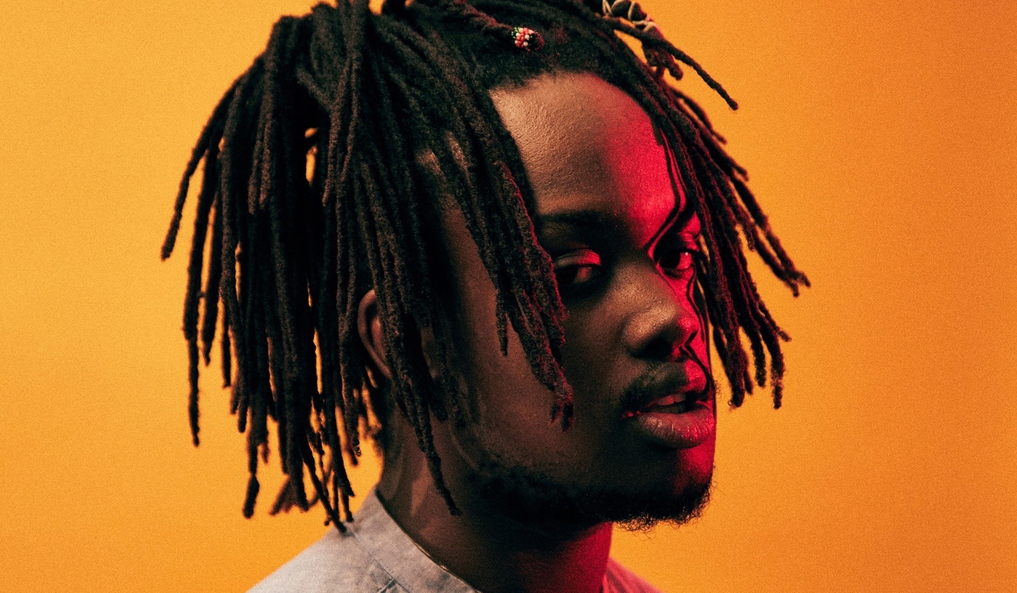 (Photo- : l'artiste Mau From No Where, lauréat de New Comma en 2023.