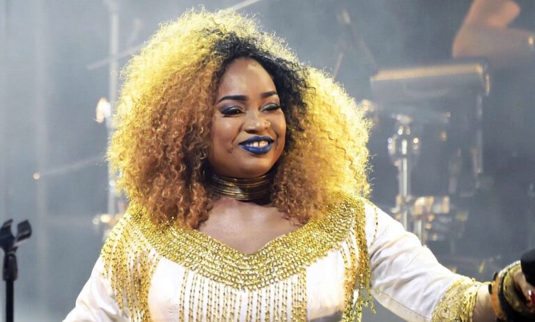 (Photo) : la chanteuse malienne Oumou Sangaré sur scène.