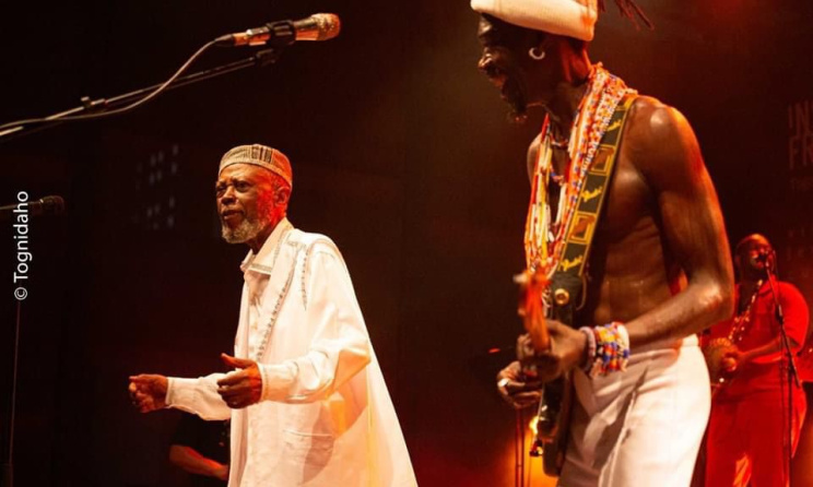 (Photo) : Peter Solo de Vaudou Game et Roger Damawuzam sur la scène de l'institut français du Togo