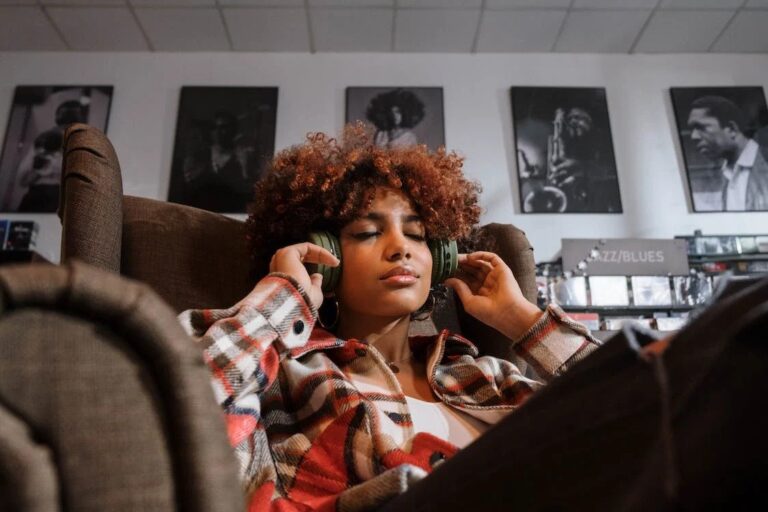 la majorité des personnes consomment de la musique à travers des plateformes de streaming telles que Spotify, Deezer, Apple Music