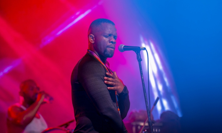Jovi, leader du groupe sud-africain BCUC, lors de sa performance à ACCES 2022. Photo : @jozeyphotography