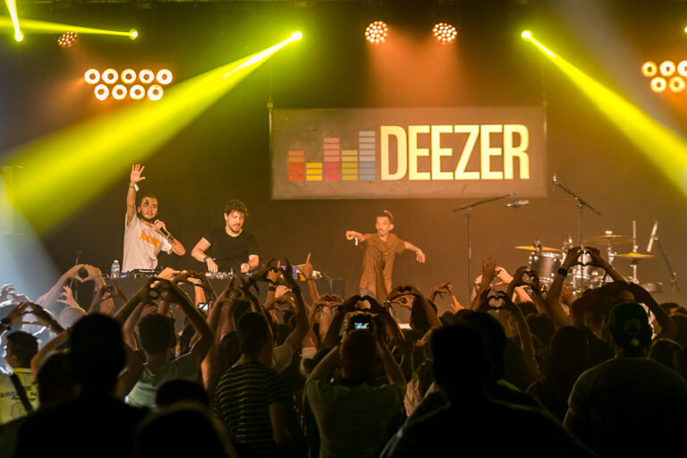 (Photo) : Deezer renforce sa vigilance face aux musiques générées par l'IA.