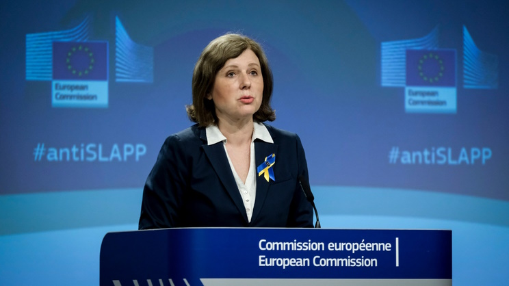 La Commission européenne demande aux plateformes comme Facebook, Google, TikTok ou YouTube d'identifier les contenus générés par l'intelligence artificielle. Un moyen de lutter contre la désinformation. Vera Jourova, vice-présidente de l'exécutif européen (Photo) : Shutterstock
