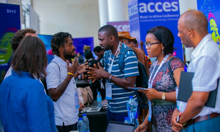 Délégués en train d'échanger au hub d'exposition ACCES 2022 Julius Nyerere International Convention Center (JNICC). Photo : @jozeyphotography