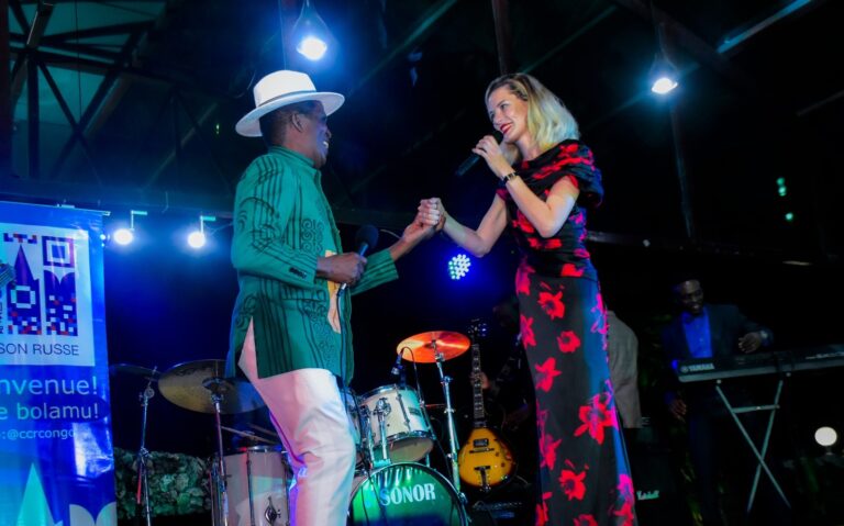 (Photo) : La chanteuse russe Daria Davydova avec un chanteur congolais