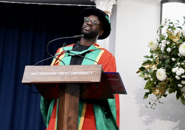 (Photo) : Seckou Keïta reçoit un doctorat honorifique à l'université de Nottingham Trent. Ibi Keïta.