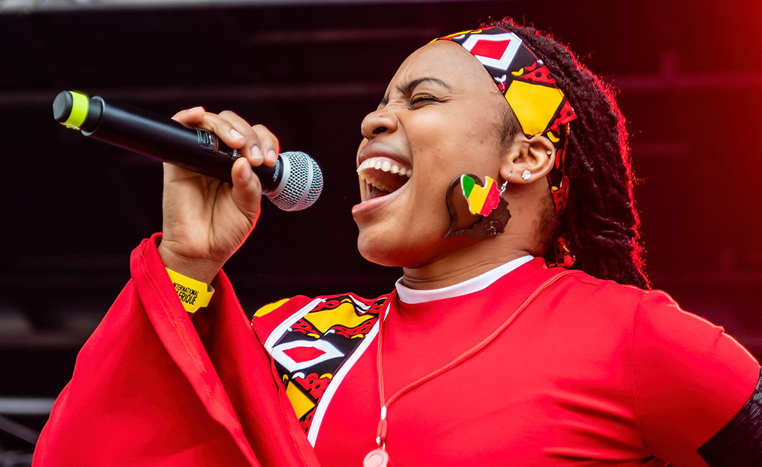 (Photo) : la chanteuse zimbabwéenne Chipo Nyambiya. M.Belmellart Photography.