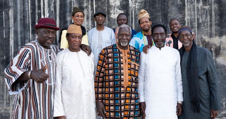 Charlie Antoine Ndiaye entouré de ses camarades de l'Orchestra Baobab