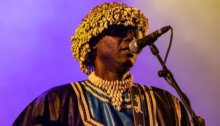 (Photo) : le chanteur Paco Diatta sur scène.
