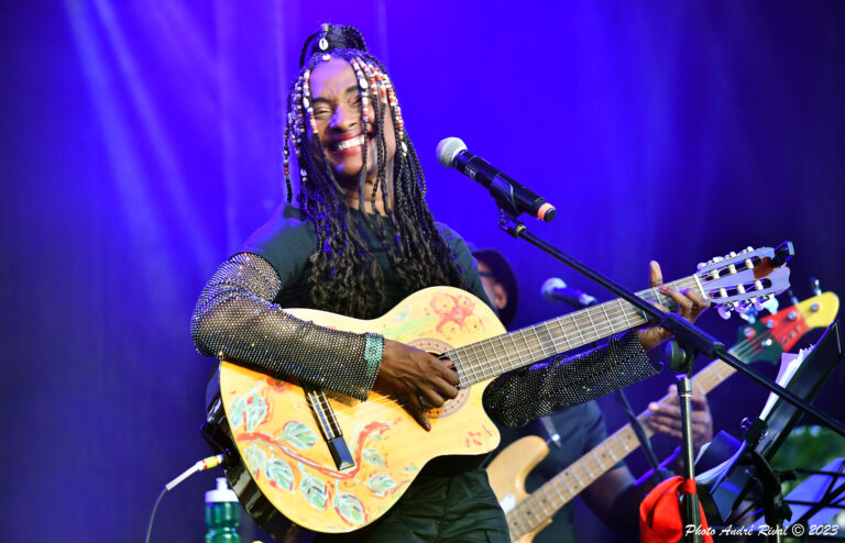 (Photo) : la chanteuse Senaya sur scène. Photo André Rival.