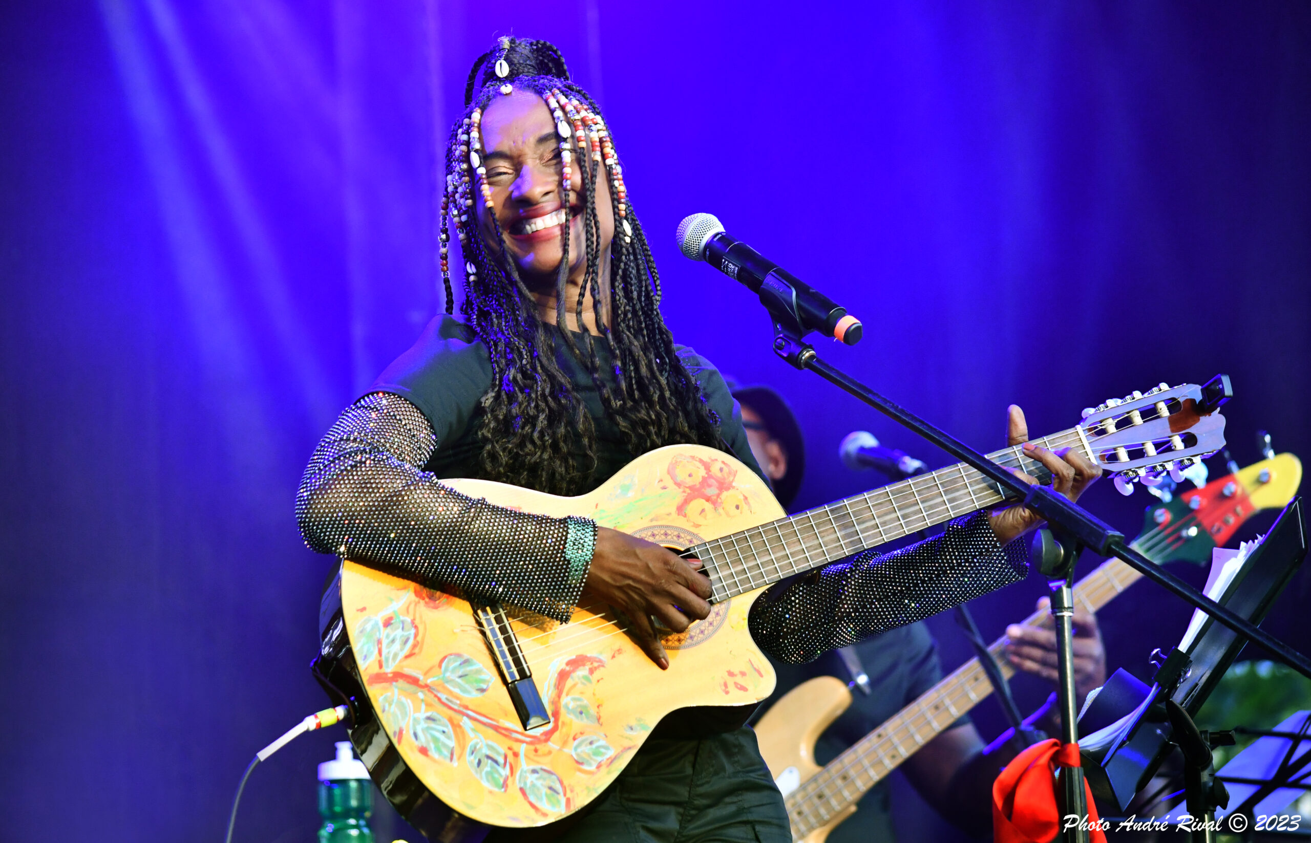 (Photo) : la chanteuse Senaya sur scène. Photo André Rival.