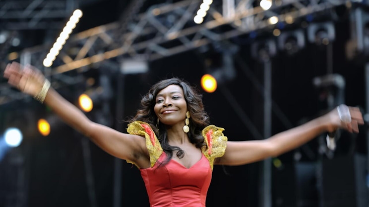 Coumba Gawlo Seck, la chanteuse sénégalaise, capturée ici en plein concert au Stade de France (Photo) : Edmond Sadaka