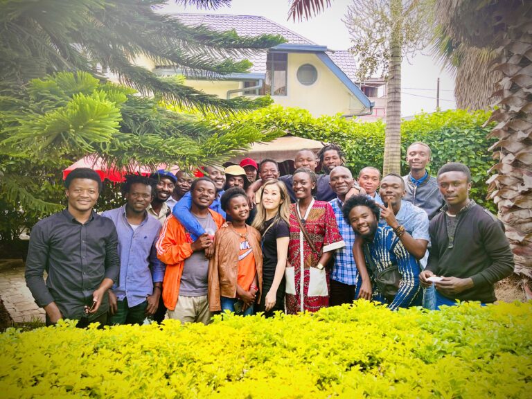 Kaori avec des jeunes musiciens de Goma.