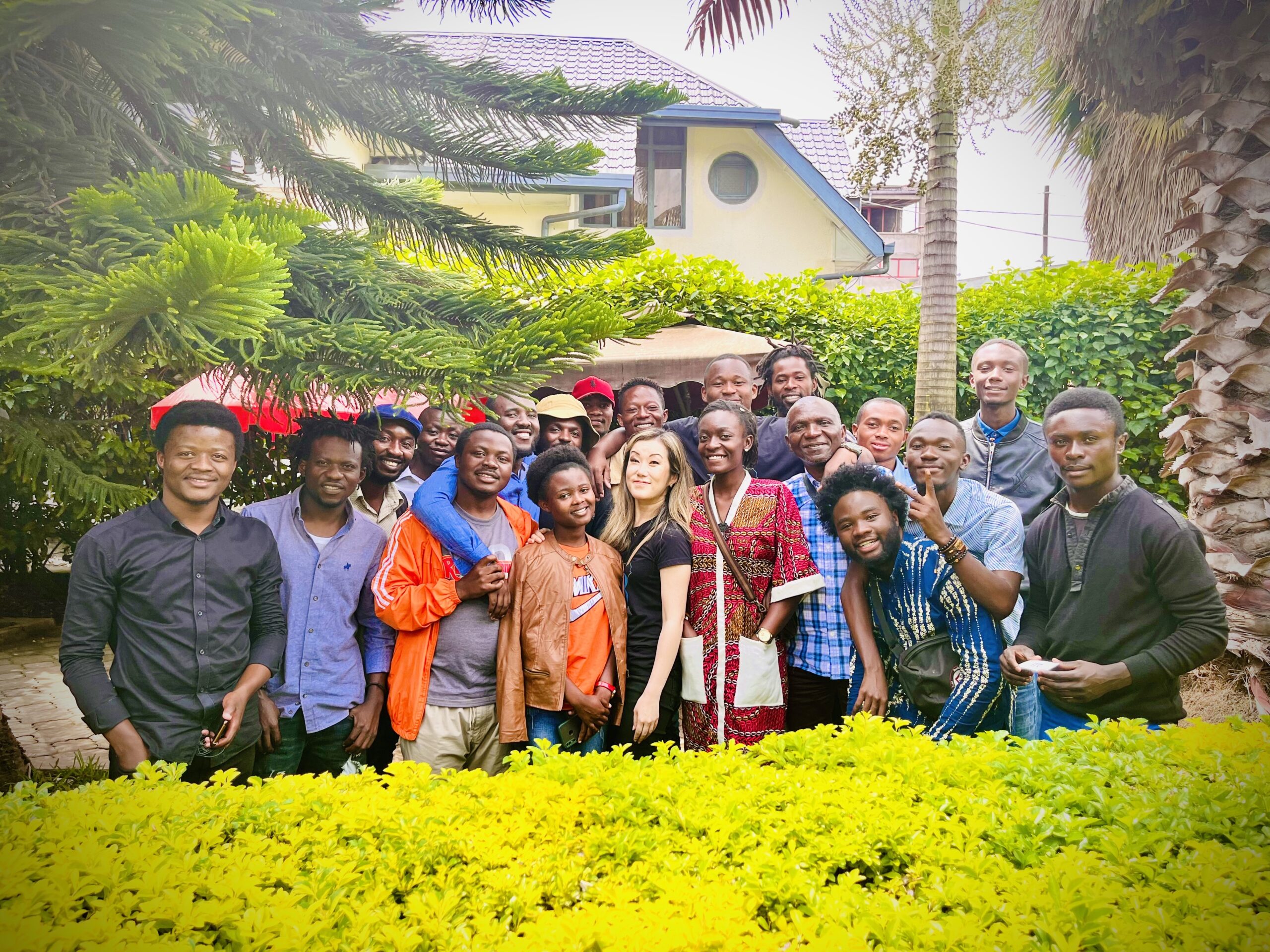 Kaori avec des jeunes musiciens de Goma.