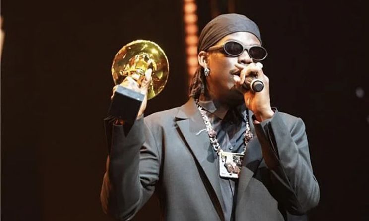 Rema accepting an award at the 2023 Headies.