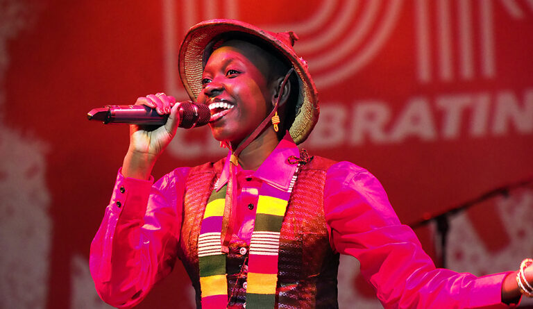 (Photo) : la chanteuse malienne Black AD sur la scène de l'Institut Français du Sénégal.
