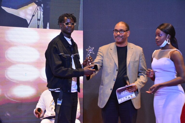 (Photo) : le rappeur sénégalais Ashs The Best reçoit un prix aux Galsen Hip Hop Awards 2020.