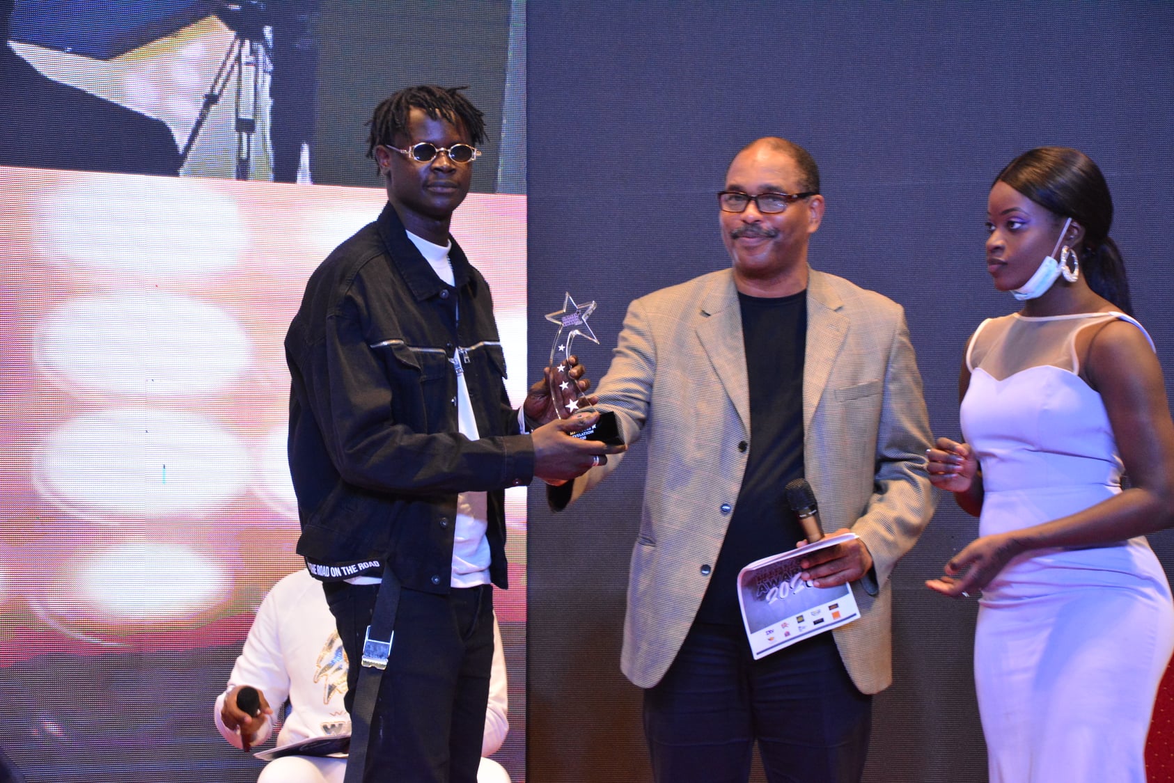 (Photo) : le rappeur sénégalais Ashs The Best reçoit un prix aux Galsen Hip Hop Awards 2020.