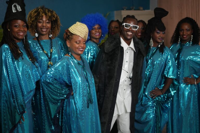 (Photo) : le chanteur rwandais Isacco et les danseuses du groupe Malaka Sisters.
