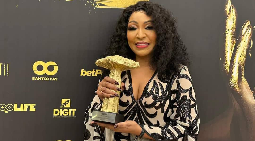 (Photo) : la chanteuse sénégalaise Viviane Chidid, avec son trophée du best female artist aux Trace Awards.