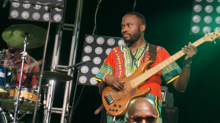 (Photo) : l'artiste camerounais Christian Obam à la basse.
