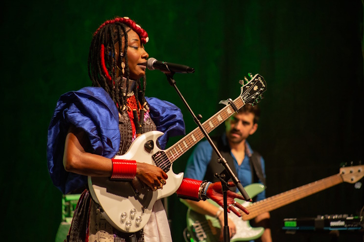 La chanteuse malienne fatoumata Diawara sur scène (Photo) : Au Tour des Cordes Facebook Officielle
