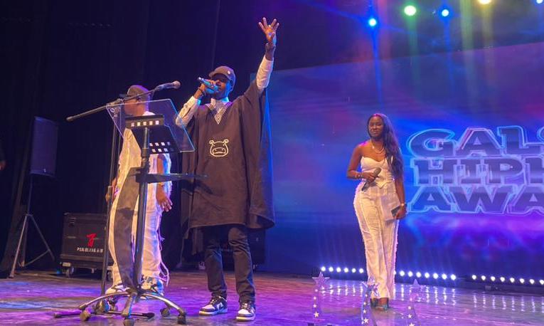 (Photo) : le rappeur Gun Mor désigné artiste de l'année aux Gaslen Hip Hop Awards 2023.