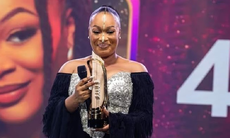 (Photo) : la chanteuse ivoirienne Josey reçoit le prix de l'artiste féminin de l'année à la cérémonie des Jayli Awards 2023.
