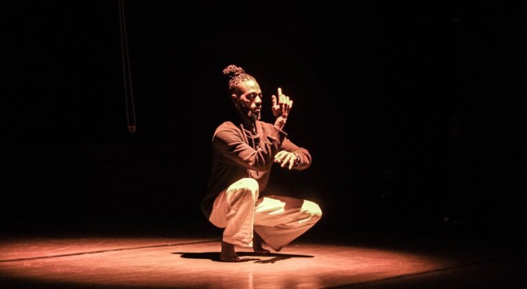 (Photo) : Mbourou Étienne sur scène au Festival des Premières Chorégraphiques 2023.