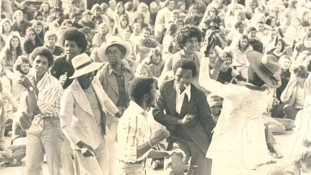 Noirs et Blancs se mélangeaient, sur scène comme dans le public, durant les Free People’s Concerts (ici, en 1973). © DR