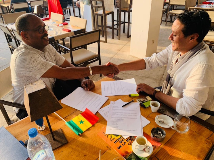 Poignée de main entre Daniel Gomes, président de l'AMS et le patron du Phare des Mamelles après signature du tout premier accord collectif dans l'histoire de l'industrie musicale sénégalaise
