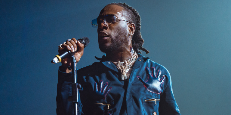 (Photo) : l'artiste nigérian Burna Boy sur scène.