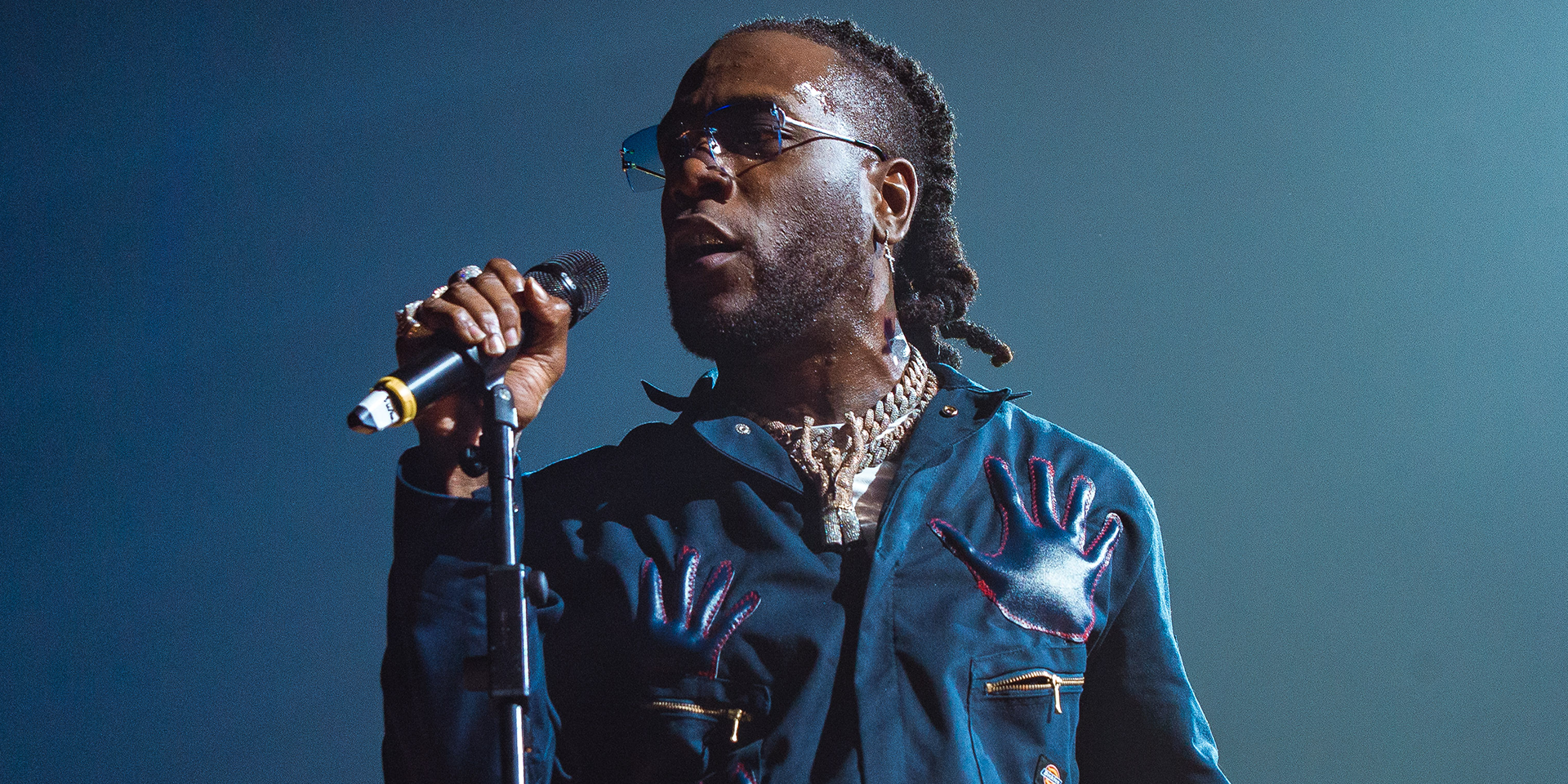 (Photo) : l'artiste nigérian Burna Boy sur scène.