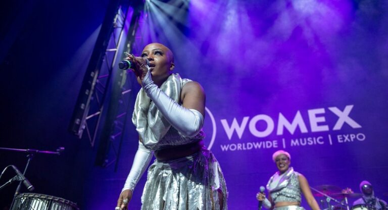 (Photo) : le groupe sénégalais Defmm Maadef au WOMEX 2023. Par Yannis Psathas.