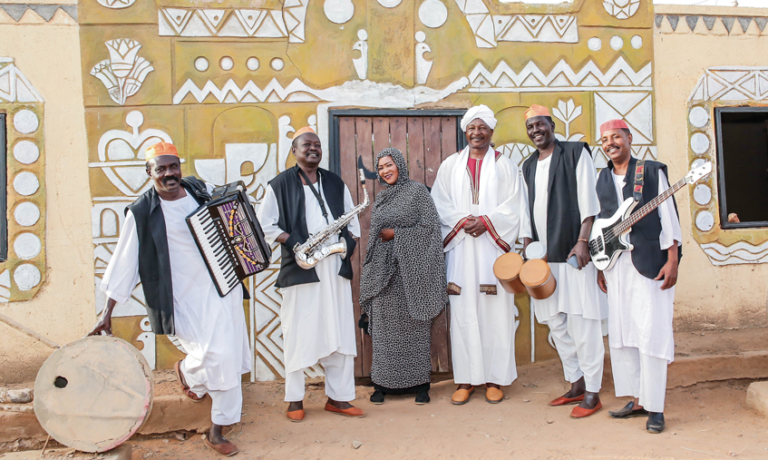 (Photo) : des musiciens soudanais avec leurs instruments. Par Omer Ihssas.