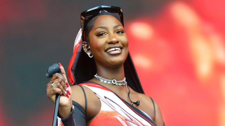 (Photo) : la chanteuse nigériane Tems sur scène.
